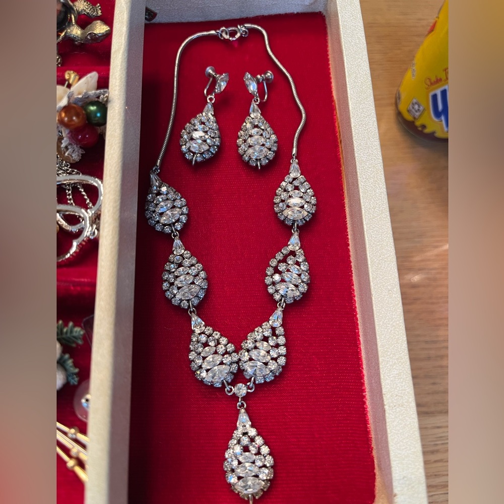 Elegant Silver Teardrop Jewelry Set